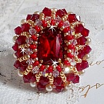 Bague Rubis brodée avec un cabochon rectangulaire Ruby, ornée de chatons montés en Cristal avec des perles rondes nacrées en verre Ivoire, rocailles Dorées, des toupies Cristal AB et Burgundy.